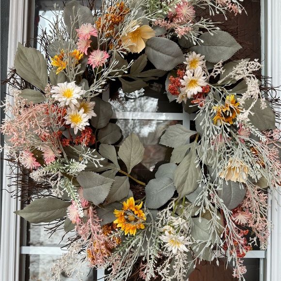 Faux floral wreath - Picture 2 of 3